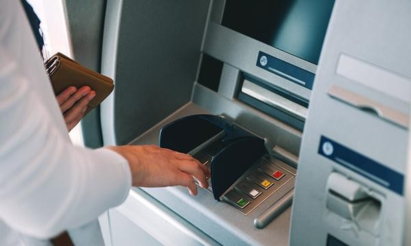 Một cư dân mạng nhắc rằng chúng ta nên để ý xem máy ATM có bình thường không trước khi rút tiền. Ảnh: Axis. Một cư dân mạng nhắc rằng chúng ta nên để ý xem máy ATM có bình thường không trước khi rút tiền. Ảnh: Axis.