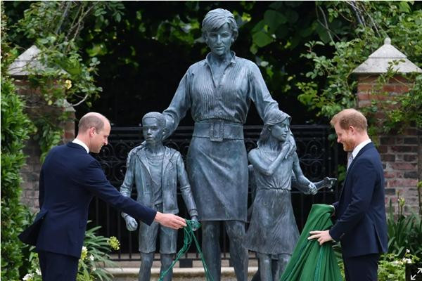 William - Harry kéo tấm màn che bức tượng Công nương Diana. Ảnh: Getty Images.