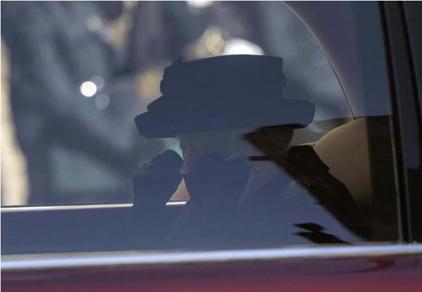 Nữ hoàng lau nước mắt khi ngồi trong ô tô. Ảnh: AP.