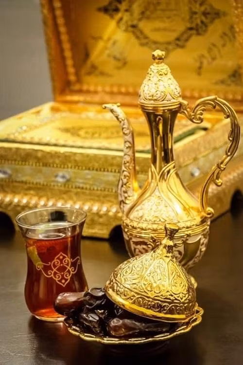 Ấm cà-phê dallah là một vật dụng rất đẹp và mang nhiều ý nghĩa trong nền văn hóa Ả Rập. Ảnh: In Doha.