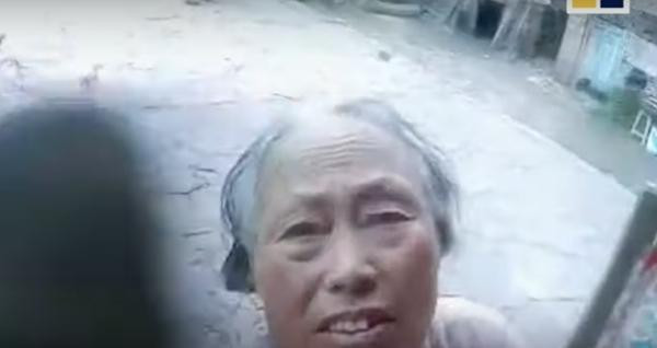 Người mẹ già đang lau camera thật kỹ. Ảnh: SCMP. Người mẹ già đang lau camera thật kỹ. Ảnh: SCMP.