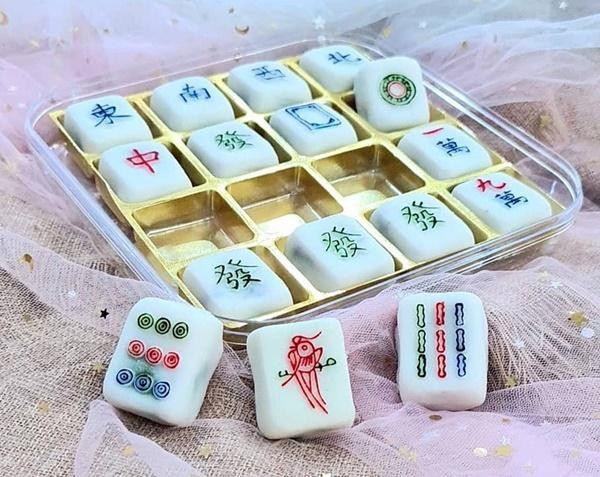 Bánh hình những quân cờ mạt chược. Ảnh: Ahkiat Frozen Food.