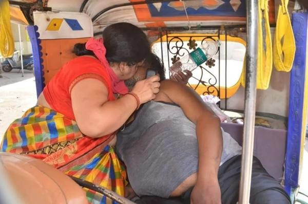 Người vợ đang hô hấp nhân tạo cho chồng bị bệnh, bất chấp tính mạng của chính mình. Ảnh: Twitter. Người vợ đang hô hấp nhân tạo cho chồng bị bệnh, bất chấp tính mạng của chính mình. Ảnh: Twitter.