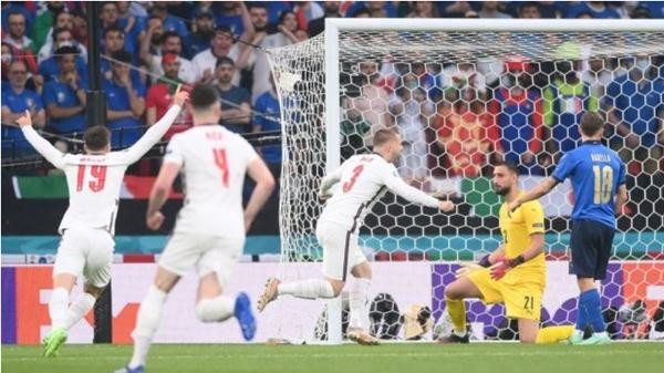 Ngay cả khi Ý phải chịu bàn thua sớm, Donnarumma cũng không có vẻ hoảng hốt. Ảnh: Laurence Griffiths/ Getty Images.