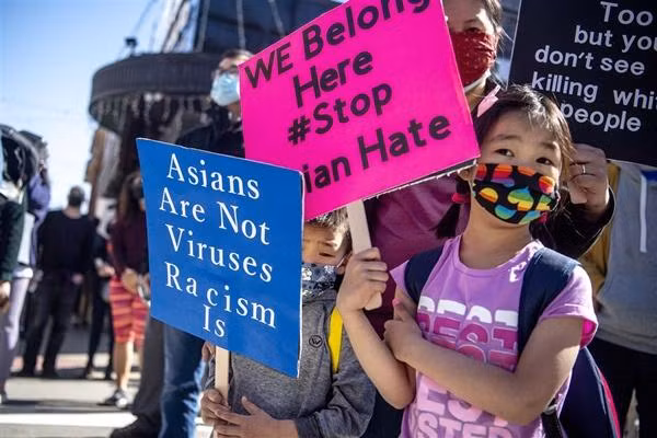 Người châu Á phản đối nạn phân biệt chủng tộc. Ảnh: Alexandra Wimley/ AP. Người châu Á phản đối nạn phân biệt chủng tộc. Ảnh: Alexandra Wimley/ AP.