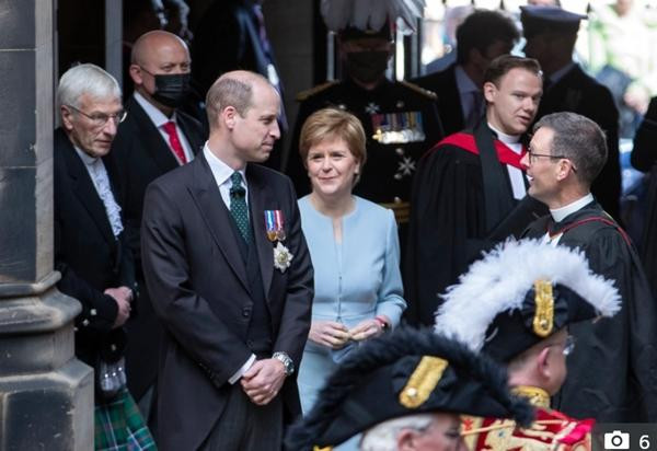 William được Thủ hiến Scotland là Nicola Sturgeon (áo xanh) tiếp đón trong chuyến công du. Ảnh: PA. William được Thủ hiến Scotland là Nicola Sturgeon (áo xanh) tiếp đón trong chuyến công du. Ảnh: PA.