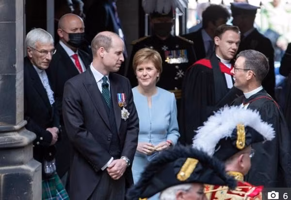 William được Thủ hiến Scotland là Nicola Sturgeon (áo xanh) tiếp đón trong chuyến công du. Ảnh: PA.