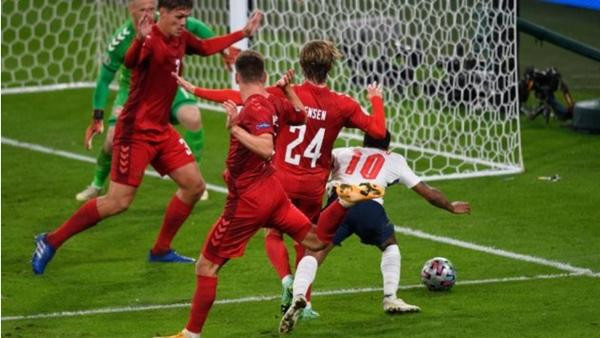 Cú ngã của Sterling mang về cho đội Anh quả penalty đầy tranh cãi. Ảnh: FCBN.