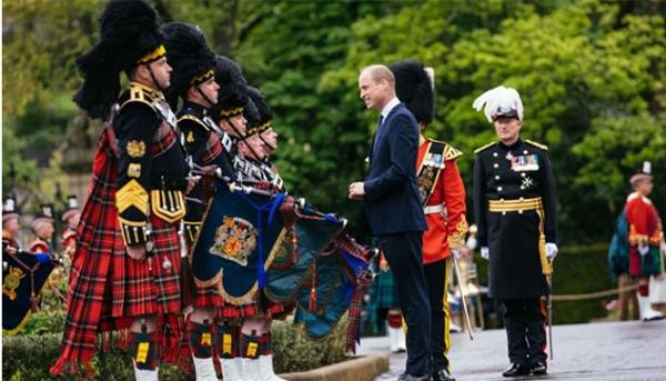 William được công chúng khen ngợi khi vẫn giữ hình ảnh chuyên nghiệp giữa lúc Hoàng gia bị công kích liên tiếp. Ảnh: Geo TV.