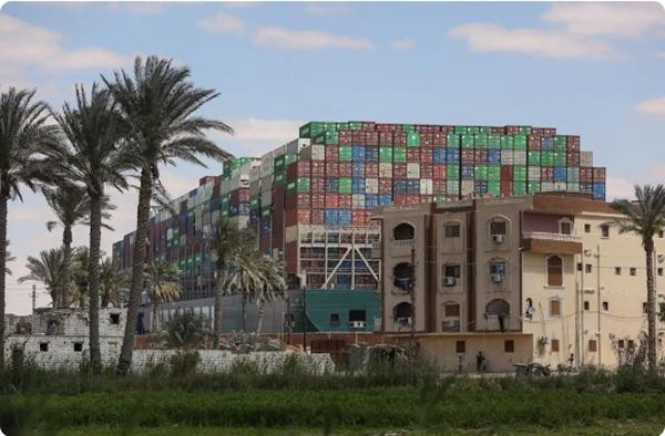 Cả tàu Ever Given lẫn thủy thủ đoàn đều vẫn đang bị "tạm giữ". Ảnh: Suez Update.