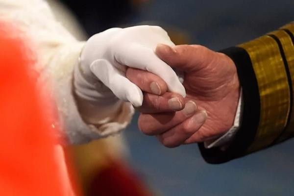 Hoàng thân Philip đã nắm tay vợ mình qua nhiều năm tháng. Ảnh: Getty Images.