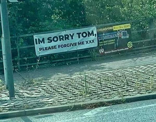 Tấm băng-rôn bí ẩn. Ảnh: Your Southend/ Facebook. Tấm băng-rôn bí ẩn. Ảnh: Your Southend/ Facebook.