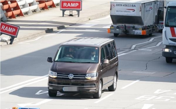 Xe chở Harry tới sân bay Heathrow (ngồi ở hàng ghế trước là 2 vệ sĩ). Ảnh: Ian Whittaker/ The Sun.