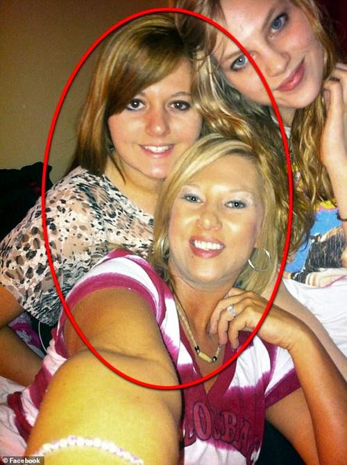 Laura (giữa) chụp ảnh với 2 con gái: Lauren (trái, người bị mẹ đánh cắp danh tính) và Chelsea (phải). Ảnh: Facebook. Laura (giữa) chụp ảnh với 2 con gái: Lauren (trái, người bị mẹ đánh cắp danh tính) và Chelsea (phải). Ảnh: Facebook.