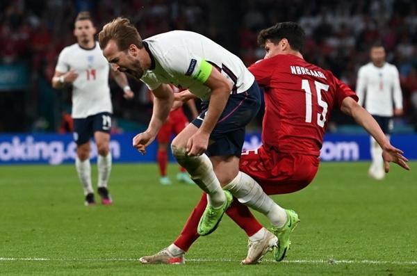 Kane cho rằng, lẽ ra đội Anh nên được hưởng một quả penalty từ hiệp 2 rồi chứ chẳng phải chờ đến hiệp phụ. Ảnh: EPA. Kane cho rằng, lẽ ra đội Anh nên được hưởng một quả penalty từ hiệp 2 rồi chứ chẳng phải chờ đến hiệp phụ. Ảnh: EPA.