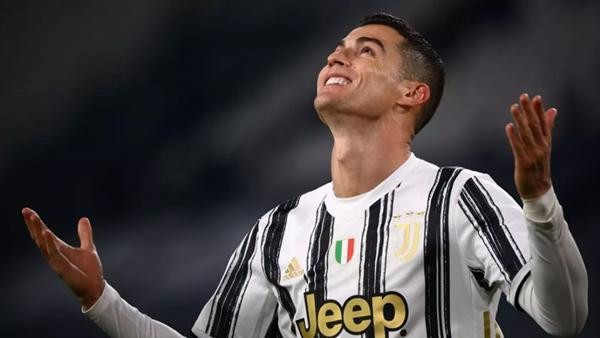 Ronaldo mặc áo dài tay ở CLB Juventus. Ảnh: Getty Images. Ronaldo mặc áo dài tay ở CLB Juventus. Ảnh: Getty Images.