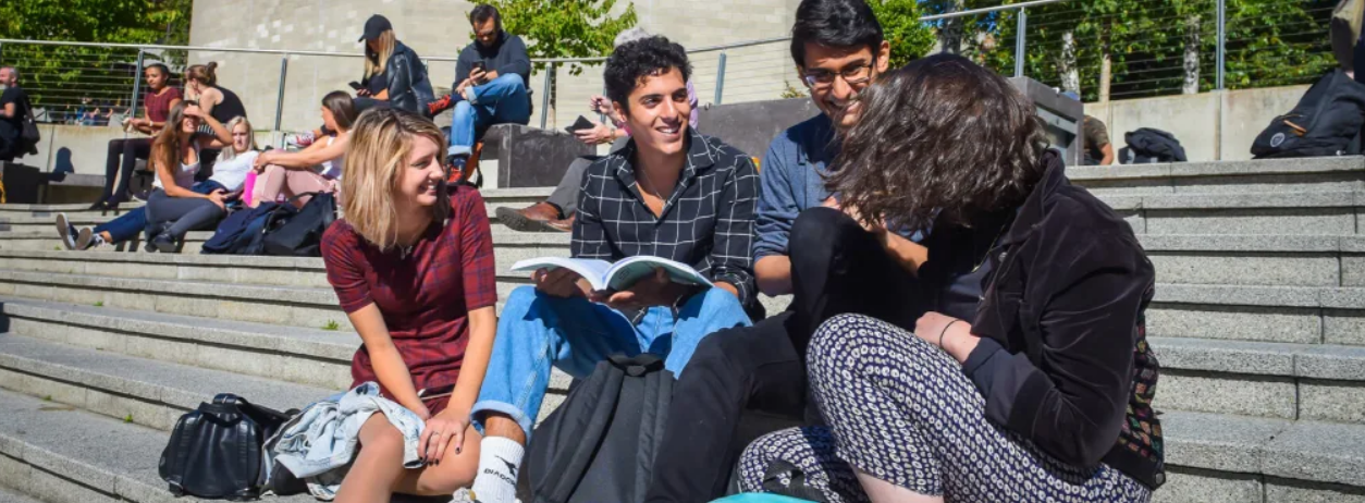 Sinh viên ĐH East Anglia. Ảnh minh họa: Into Study. Sinh viên ĐH East Anglia. Ảnh minh họa: Into Study.