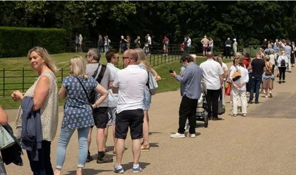 Nhiều người dân ở Anh đứng chờ để được ngắm bức tượng Công nương Diana. Ảnh: Getty.