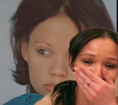 Caroleigh, một cô gái đã xúc động đến phát khóc khi được "gặp lại" người mẹ đã khuất (hình đằng sau) trong 17 giây. Ảnh: Caroleigh. Caroleigh, một cô gái đã xúc động đến phát khóc khi được "gặp lại" người mẹ đã khuất (hình đằng sau) trong 17 giây. Ảnh: Caroleigh.