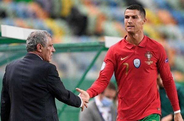 HLV Santos nói rằng, Ronaldo là một đội trưởng đích thực, theo mọi nghĩa của từ này. Ảnh: Getty Images. HLV Santos nói rằng, Ronaldo là một đội trưởng đích thực, theo mọi nghĩa của từ này. Ảnh: Getty Images.