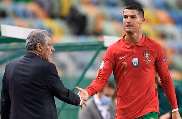 HLV Santos nói rằng, Ronaldo là một đội trưởng đích thực, theo mọi nghĩa của từ này. Ảnh: Getty Images. HLV Santos nói rằng, Ronaldo là một đội trưởng đích thực, theo mọi nghĩa của từ này. Ảnh: Getty Images.