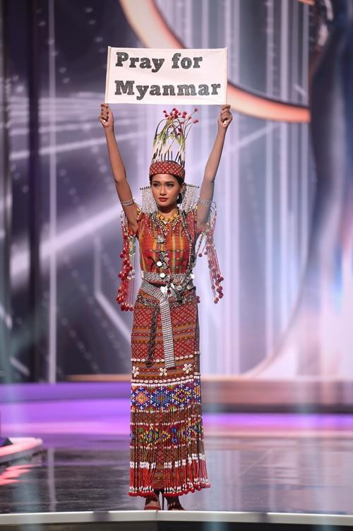 Hoa hậu Hoàn vũ Myanmar với tờ giấy ghi "Hãy cầu nguyện cho Myanmar". Ảnh: Miss Universe Organization. Hoa hậu Hoàn vũ Myanmar với tờ giấy ghi "Hãy cầu nguyện cho Myanmar". Ảnh: Miss Universe Organization.