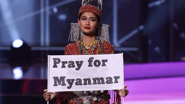 Thuzar Wint Lwin với tờ giấy ghi: "Hãy cầu nguyện cho Myanmar". Ảnh: CNN.