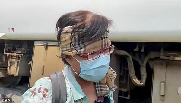 Một hành khách bị thương đã quấn tạm chiếc khăn để cầm máu. Ảnh: AP. Một hành khách bị thương đã quấn tạm chiếc khăn để cầm máu. Ảnh: AP.