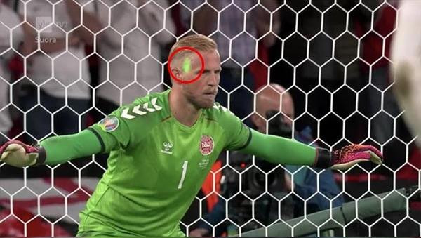 Có khán giả xấu tính chiếu đèn laze vào mặt thủ môn Kasper Schmeichel (Đan Mạch) khi anh chuẩn bị bắt cú sút penalty của Harry Kane. Ảnh: Twitter. Có khán giả xấu tính chiếu đèn laze vào mặt thủ môn Kasper Schmeichel (Đan Mạch) khi anh chuẩn bị bắt cú sút penalty của Harry Kane. Ảnh: Twitter.