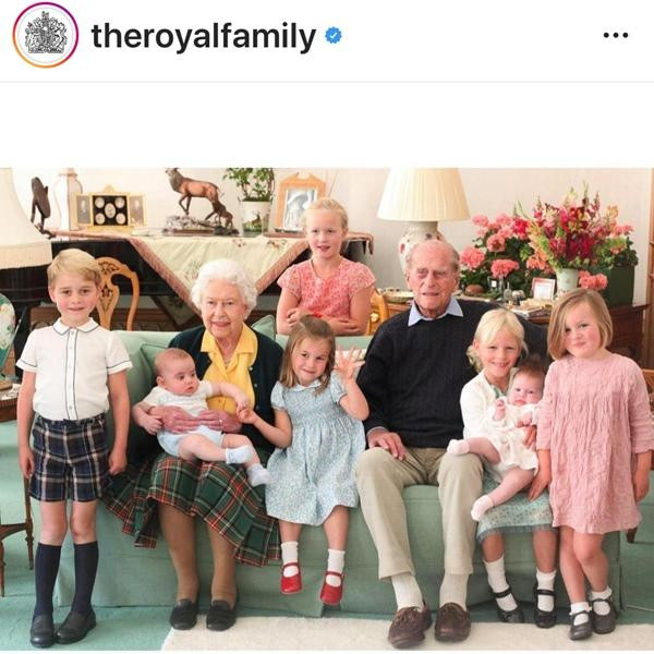 Nữ hoàng và Hoàng thân Philip chụp cùng các chắt. Ảnh: Kensington Royal. Nữ hoàng và Hoàng thân Philip chụp cùng các chắt. Ảnh: Kensington Royal.