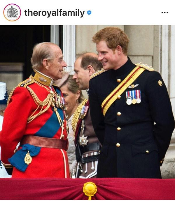Ảnh Hoàng thân Philip và Hoàng tử Harry mà Hoàng gia chọn đăng là một bức ảnh rất cũ. Ảnh: Royal Family. Ảnh Hoàng thân Philip và Hoàng tử Harry mà Hoàng gia chọn đăng là một bức ảnh rất cũ. Ảnh: Royal Family.