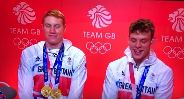 2 VĐV nín cười khi người dẫn chương trình lỡ miệng. (Ảnh chụp màn hình). 2 VĐV nín cười khi người dẫn chương trình lỡ miệng. (Ảnh chụp màn hình).