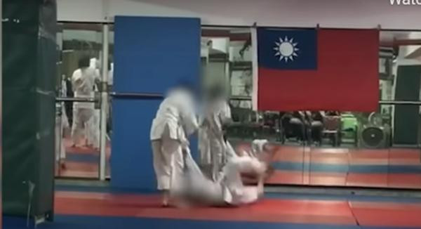 Huang bị một học viên khác vác lên vai rồi quăng xuống đất. Ảnh: LTN.