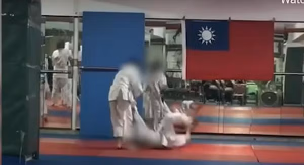 Huang bị một học viên khác vác lên vai rồi quăng xuống đất. Ảnh: LTN.