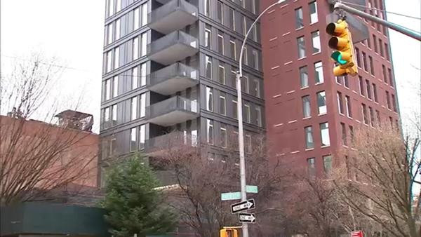 Tòa chung cư đắt tiền này phát ra những tiếng rít chói tai. Ảnh: ABC. Tòa chung cư đắt tiền này phát ra những tiếng rít chói tai. Ảnh: ABC.