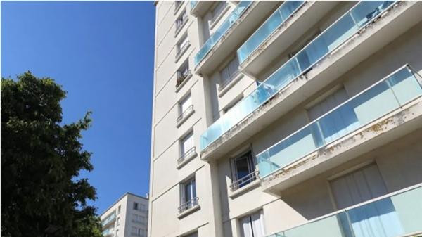 Gần cả tháng nay, một gia đình ở Pháp phải dựng lếu ngủ ngoài ban công vì không dám ở trong nhà. Ảnh minh họa: NR. Gần cả tháng nay, một gia đình ở Pháp phải dựng lếu ngủ ngoài ban công vì không dám ở trong nhà. Ảnh minh họa: NR.