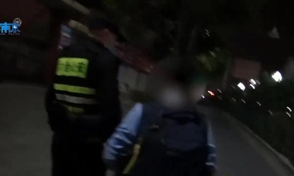 Cậu bé (đeo ba lô) không nhớ được đường đến chỗ mình cần. Ảnh: Weibo. Cậu bé (đeo ba lô) không nhớ được đường đến chỗ mình cần. Ảnh: Weibo.