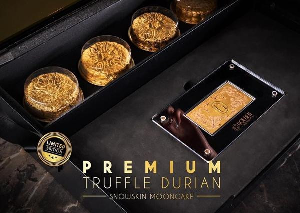 Bánh với nhiều lớp vàng và đi kèm thỏi vàng. Ảnh: Golden Moments.