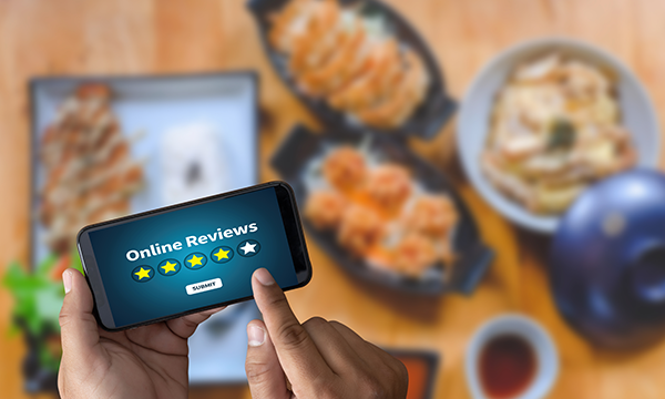 Một người đã nhận nhiều tiền để liên tục viết review giả cho các nhà hàng. Ảnh minh họa: iStock. Một người đã nhận nhiều tiền để liên tục viết review giả cho các nhà hàng. Ảnh minh họa: iStock.