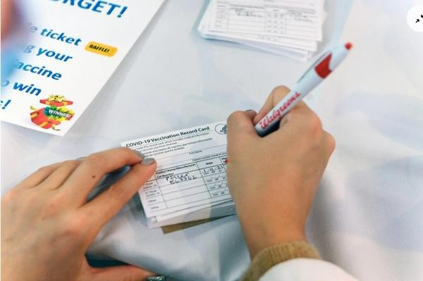 Nhiều người nói, tấm thẻ tiêm vắc-xin thực ra rất dễ bị làm giả. Ảnh: Brett Coomer/ Houston Chronicle/ Associated Press. Nhiều người nói, tấm thẻ tiêm vắc-xin thực ra rất dễ bị làm giả. Ảnh: Brett Coomer/ Houston Chronicle/ Associated Press.