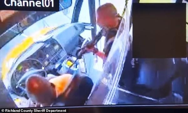 Hình ảnh do camera trên xe buýt ghi lại cho thấy Jovan chĩa súng vào tài xế. Ảnh: Phòng Cảnh sát Hạt Richland. Hình ảnh do camera trên xe buýt ghi lại cho thấy Jovan chĩa súng vào tài xế. Ảnh: Phòng Cảnh sát Hạt Richland.