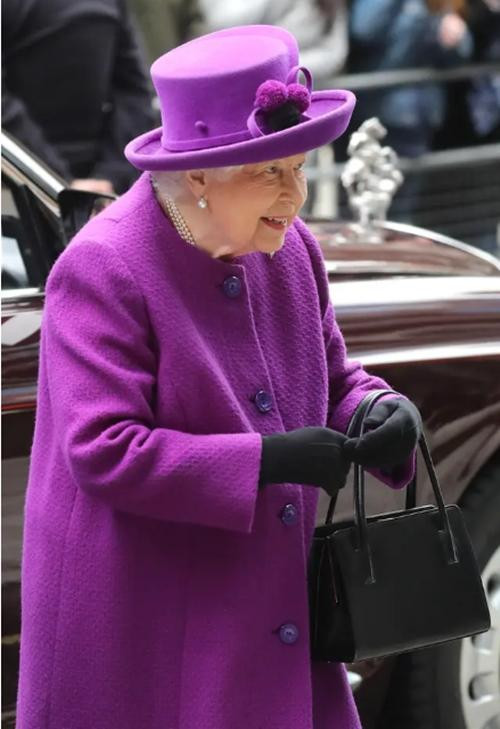 Nữ hoàng cũng rất thích màu tím. Ảnh: Getty Images.