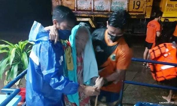 Hàng nghìn người ở Philippines phải sơ tán. Ảnh: CNN. Hàng nghìn người ở Philippines phải sơ tán. Ảnh: CNN.