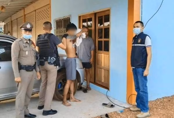 Tên trộm ngủ trong ngôi nhà mà mình định ăn trộm, bị cảnh sát gọi dậy. Ảnh: Tnewssurin. Tên trộm ngủ trong ngôi nhà mà mình định ăn trộm, bị cảnh sát gọi dậy. Ảnh: Tnewssurin.