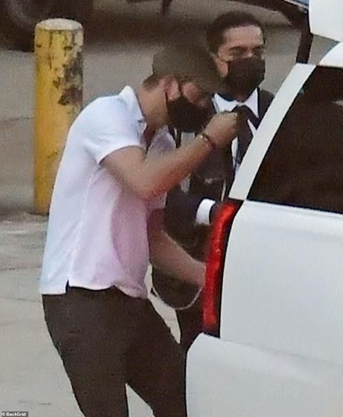 Hoàng tử Harry (áo trắng) đã về đến California vào cuối tuần vừa rồi, sau khi dự lễ khánh thành tượng mẹ. Ảnh: BackGrid.