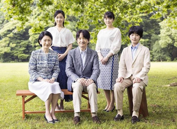 Mako (hàng sau, bên phải) khi còn ở Hoàng gia - cô chụp ảnh với cha mẹ, em gái và em trai. Ảnh: The Switzerland Times. Mako (hàng sau, bên phải) khi còn ở Hoàng gia - cô chụp ảnh với cha mẹ, em gái và em trai. Ảnh: The Switzerland Times.