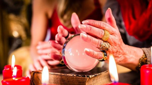 Cuối cùng, khách hàng quyết định kiện bà thầy bói vì "hứa lèo". Ảnh minh họa: Sky News. Cuối cùng, khách hàng quyết định kiện bà thầy bói vì "hứa lèo". Ảnh minh họa: Sky News.