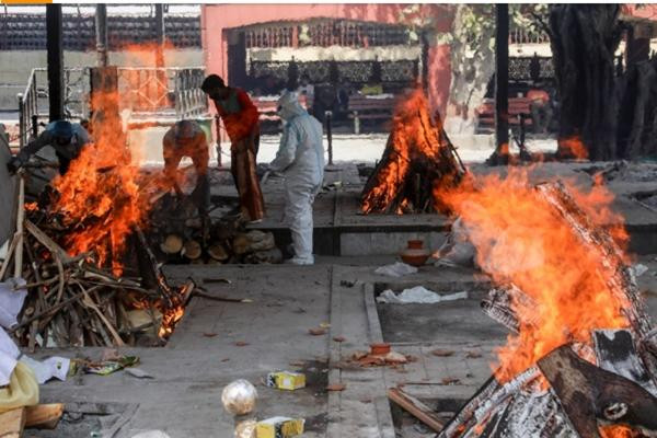 Một khu hỏa táng ở New Delhi. Ảnh: Naveen Sharma/ SOPA Images/ LightRocket/ Getty Images.