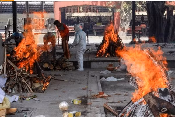 Một khu hỏa táng ở New Delhi. Ảnh: Naveen Sharma/ SOPA Images/ LightRocket/ Getty Images.