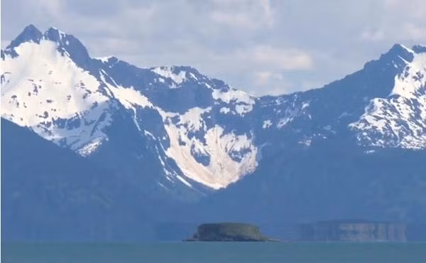 Đĩa bay lững lờ trên mặt nước? Ảnh: Công viên Glacier Bay.